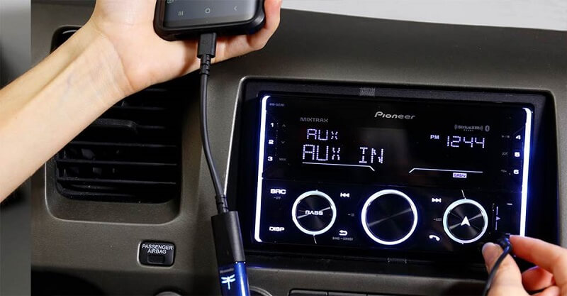 Użyj kabla USB, aby odtwarzać muzykę Amazon w samochodzie